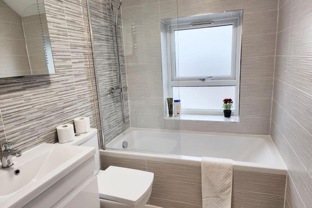 Horizon House, Modern 2-bedroom Flat 2, Parking, Netflix, Apartamento *